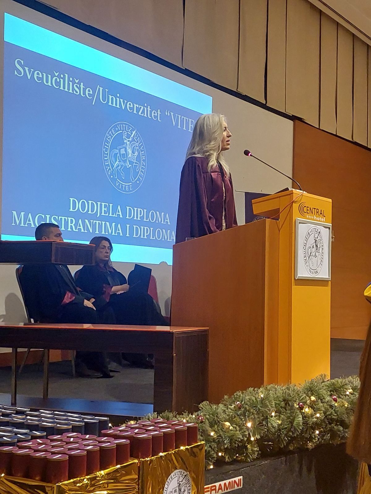 Prof. Dr. Amra Macić-Džanković drži govor na dodjeli diploma na Sveučilištu Vitez